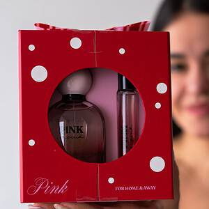 Set de perfume y body mist Pink by Pink en caja roja con diseño de regalo